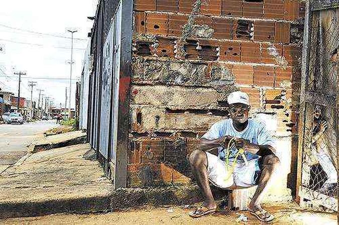 Iano Andrade/CB/D.A Press(foto: Djalma da Silva, ajudante de pedreiro e desempregado. Ele fez cursos de mecânico e eletrônica, mas não consegue uma oportunidade: Iano Andrade/CB/D.A Press(foto: Djalma da Silva, ajudante de pedreiro e desempregado. Ele fez cursos de mecânico e eletrônica, mas não consegue uma oportunidade: