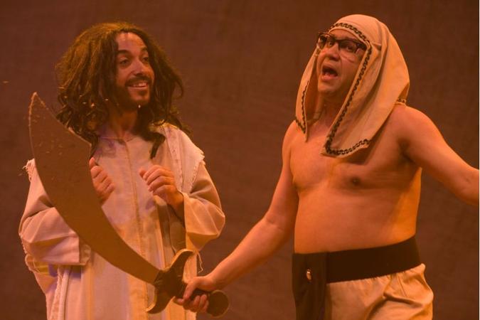 Pipo e Welder encenando Hermanoteu na Terra de Godah no teatro(foto: Marcos Hermes/Divulgação) Pipo e Welder encenando Hermanoteu na Terra de Godah no teatro(foto: Marcos Hermes/Divulgação)