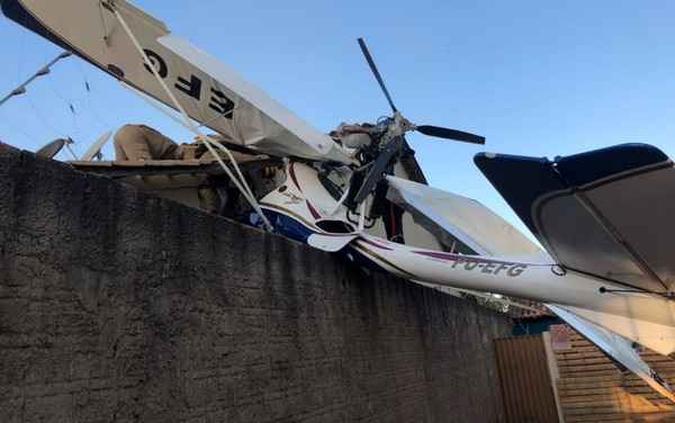 Parte da casa ficou destruída com o impacto(foto: Corpo de Bombeiros/Divulgação) Parte da casa ficou destruída com o impacto(foto: Corpo de Bombeiros/Divulgação)