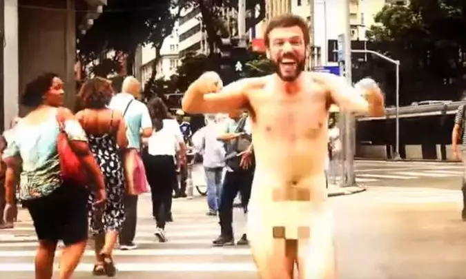Tiago Mocotó lança samba que exalta a nudez.(foto: Reprodução/YouTube) Tiago Mocotó lança samba que exalta a nudez.(foto: Reprodução/YouTube)