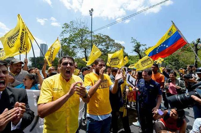 O deputado da oposição José Manuel Olivares protesta contra o governo de Nicolas Maduro(foto: Federico Parra/AFP) O deputado da oposição José Manuel Olivares protesta contra o governo de Nicolas Maduro(foto: Federico Parra/AFP)