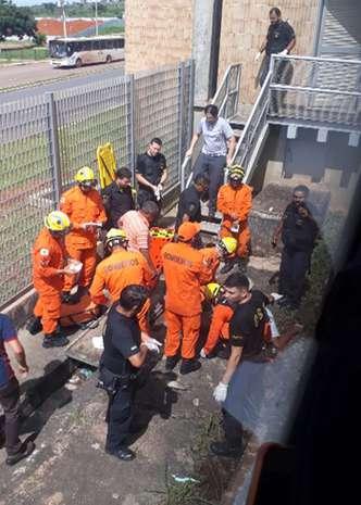 Momento em que bombeiros prestam socorro ao cadeirante(foto: Arquivo Pessoal) Momento em que bombeiros prestam socorro ao cadeirante(foto: Arquivo Pessoal)