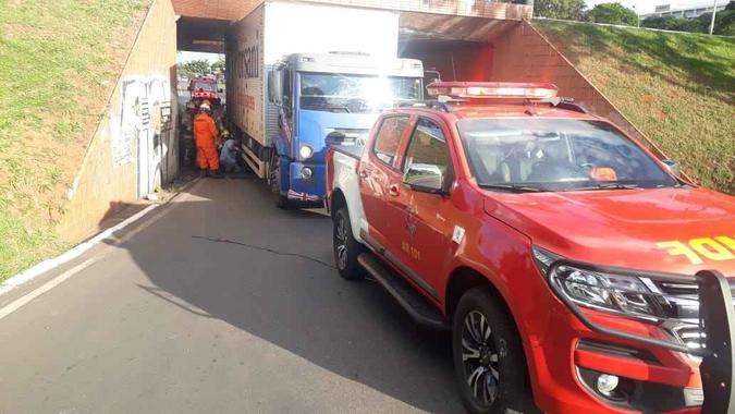 Caminhão ficou entalado embaixo da tesourinha da 216 Sul(foto: Corpo de Bombeiros/Divulgação) Caminhão ficou entalado embaixo da tesourinha da 216 Sul(foto: Corpo de Bombeiros/Divulgação)