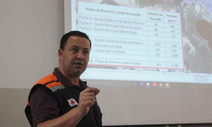 Tenente-coronel Flávio Godinho, da Defesa Civil, explica como será o treinamento hoje em Barão de Cocais(foto: Tulio Santos/Estado de Minas) Tenente-coronel Flávio Godinho, da Defesa Civil, explica como será o treinamento hoje em Barão de Cocais(foto: Tulio Santos/Estado de Minas)