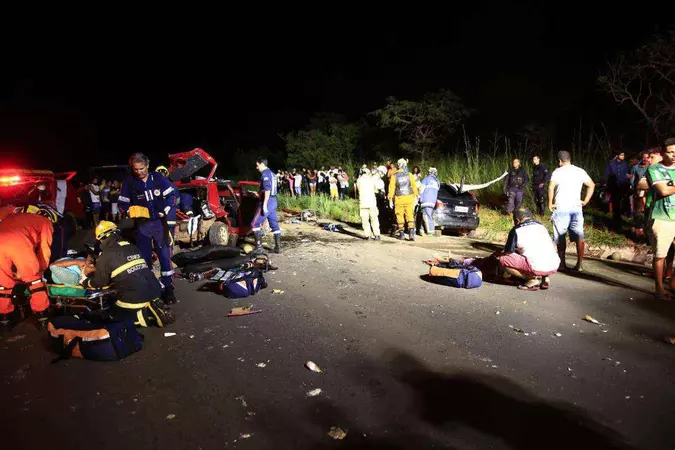 Com o impacto, um dos carros perdeu o controle e parou no gramado à margem da via(foto: CBMDF/Divulgação) Com o impacto, um dos carros perdeu o controle e parou no gramado à margem da via(foto: CBMDF/Divulgação)