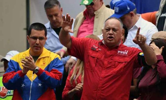 Diosdado Cabello pressiona a assembleia venezuelana a punir deputados que participaram de ato contra Nicolás Maduro(foto: AFP) Diosdado Cabello pressiona a assembleia venezuelana a punir deputados que participaram de ato contra Nicolás Maduro(foto: AFP)