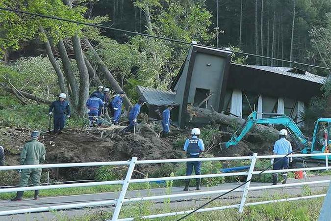Segundo autoridades, 2,95 milhões de residências estão sem eletricidade em consequência do tremor, que paralisou a atividade de todas as usinas da região. (foto: JIJI PRESS / AFP) Segundo autoridades, 2,95 milhões de residências estão sem eletricidade em consequência do tremor, que paralisou a atividade de todas as usinas da região. (foto: JIJI PRESS / AFP)