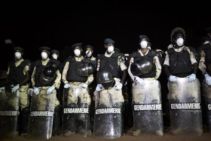 Soldados da Gendarmaria do Mali são vistos usando máscaras e luvas durante uma operação de higienização.(foto: MICHELE CATTANI / AFP) Soldados da Gendarmaria do Mali são vistos usando máscaras e luvas durante uma operação de higienização.(foto: MICHELE CATTANI / AFP)