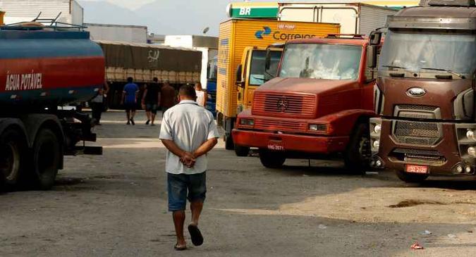 E maio de 2018, caminhoneiros ainda ocupam trecho da Rodovia Presidente Dutra no Rio de Janeiro(foto: Tomaz Silva/Agencia Brasil) E maio de 2018, caminhoneiros ainda ocupam trecho da Rodovia Presidente Dutra no Rio de Janeiro(foto: Tomaz Silva/Agencia Brasil)