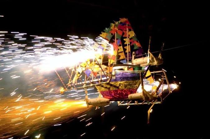 As luzes cortam a escuridão da noite. Um espetáculo de fogos(foto: Turismo Sergipe/Divulgação) As luzes cortam a escuridão da noite. Um espetáculo de fogos(foto: Turismo Sergipe/Divulgação)