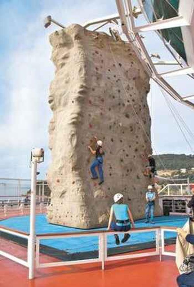 Muro de escalada na área de lazer, no Pullmantur, conquista os mais jovens, que acompanham os pais(foto: Pulmantur/Divulgação) Muro de escalada na área de lazer, no Pullmantur, conquista os mais jovens, que acompanham os pais(foto: Pulmantur/Divulgação)