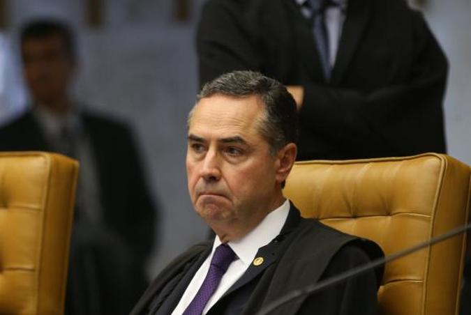 Ministro Luiz Roberto Barroso durante sessão do STF para julgar restrição ao foro privilegiado para parlamentares (foto: Antonio Cruz/Agência Brasil ) Ministro Luiz Roberto Barroso durante sessão do STF para julgar restrição ao foro privilegiado para parlamentares (foto: Antonio Cruz/Agência Brasil )