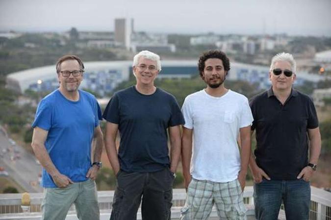 Fernando Meirelles, Paulo Morelli, Rodrigo Meirelles e Luciano Moura, de Felizes para sempre(foto: Globo/Ze Paulo Cardeal) Fernando Meirelles, Paulo Morelli, Rodrigo Meirelles e Luciano Moura, de Felizes para sempre(foto: Globo/Ze Paulo Cardeal)