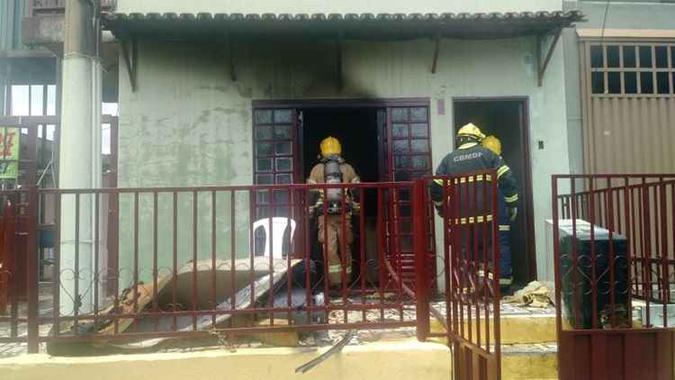 Bombeiros resgataram quatro pessoas e um cachorro do incêndio(foto: Reprodução/Bombeiros) Bombeiros resgataram quatro pessoas e um cachorro do incêndio(foto: Reprodução/Bombeiros)