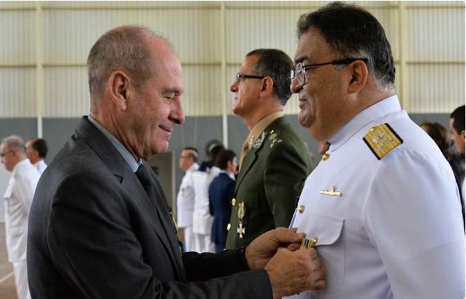 Flávio Rocha (D) era comandante do 1º Distrito Naval, no Rio de Janeiro: SAE deixará a Secretaria-Geral(foto: Teresa Sobreiro/Ministerio da defesa) Flávio Rocha (D) era comandante do 1º Distrito Naval, no Rio de Janeiro: SAE deixará a Secretaria-Geral(foto: Teresa Sobreiro/Ministerio da defesa)