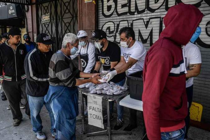 Fila para receber comida no centro do México, que, como o Brasil, deve ser muito afetado pela crise(foto: AFP / PEDRO PARDO) Fila para receber comida no centro do México, que, como o Brasil, deve ser muito afetado pela crise(foto: AFP / PEDRO PARDO)