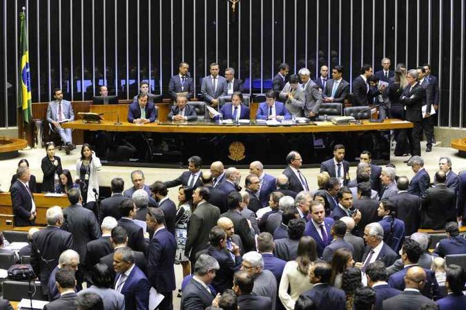 Sessão do Congresso da última quarta-feira: em menos de 15 minutos, bancadas mudaram de opinião sobre restrições da LDO a aumento de despesas(foto: Marcos Oliveira/Agência Senado) Sessão do Congresso da última quarta-feira: em menos de 15 minutos, bancadas mudaram de opinião sobre restrições da LDO a aumento de despesas(foto: Marcos Oliveira/Agência Senado)
