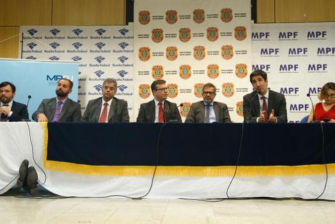 Representantes da Polícia Federal, da Receita Federal, do Ministério Público do Rio e do Ministério Público Federal, falam sobre Operação Pão Nosso, em coletiva na sede da Polícia Federal, no Rio de Janeiro(foto: Tomaz Silva/Agência Brasil) Representantes da Polícia Federal, da Receita Federal, do Ministério Público do Rio e do Ministério Público Federal, falam sobre Operação Pão Nosso, em coletiva na sede da Polícia Federal, no Rio de Janeiro(foto: Tomaz Silva/Agência Brasil)