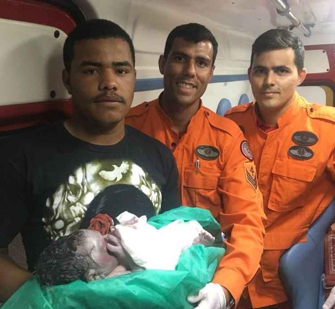 Os militares fizeram o parto dentro da viatura, a caminho do hospital(foto: CBMDF/Divulgação) Os militares fizeram o parto dentro da viatura, a caminho do hospital(foto: CBMDF/Divulgação)