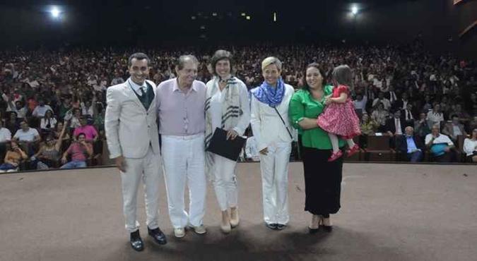Público lota sessão especial de exibição do filme João de Deus - o silêncio é uma prece. Na foto, diretor Candé Salles; João de Deus; atriz Maria Paula, roteirista Edna Gomes; esposa do médium, Ana Teixeira; e filha do médium, Marianne(foto: Barbara Cabral/Esp. CB/D.A Press) Público lota sessão especial de exibição do filme João de Deus - o silêncio é uma prece. Na foto, diretor Candé Salles; João de Deus; atriz Maria Paula, roteirista Edna Gomes; esposa do médium, Ana Teixeira; e filha do médium, Marianne(foto: Barbara Cabral/Esp. CB/D.A Press)