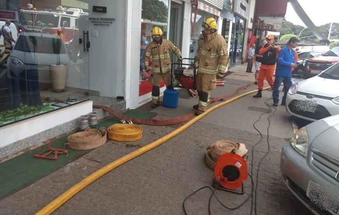 A rede foi fechada e a quadra ficará sem água até a conclusão dos reparos (foto: CBMDF/Divulgação) A rede foi fechada e a quadra ficará sem água até a conclusão dos reparos (foto: CBMDF/Divulgação)