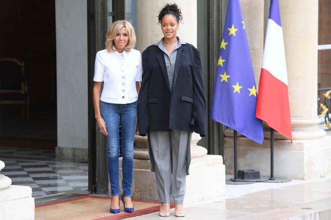 Brigitte Macron, primeira-dama francesa, e Rihanna no palácio do Eliseu (foto: CHRISTOPHE ARCHAMBAULT / AFP) Brigitte Macron, primeira-dama francesa, e Rihanna no palácio do Eliseu (foto: CHRISTOPHE ARCHAMBAULT / AFP)