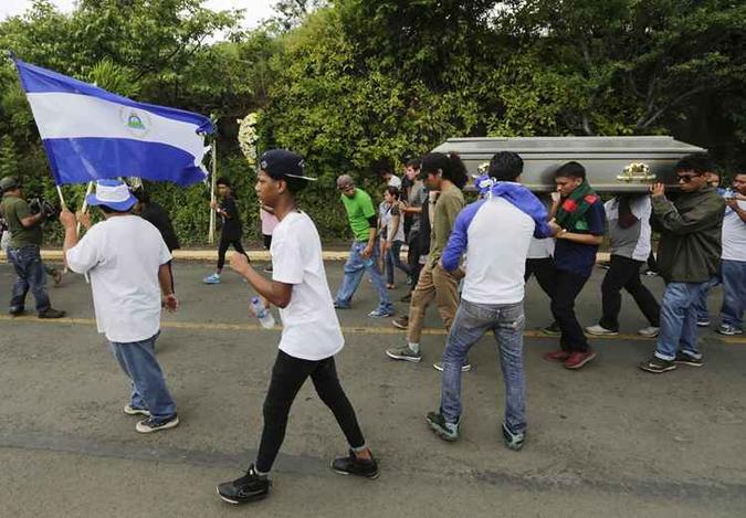 Protestantes carregam o caixão do estudante Gerald Velazquez morto pela polícia (foto: Inti Ocon/AFP) Protestantes carregam o caixão do estudante Gerald Velazquez morto pela polícia (foto: Inti Ocon/AFP)