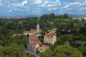 Do alto, a imensidão da grande floresta que protege o castelo, hoje, um museu onde se vê os ambientes dos reis(foto: Carlos Viedma/Flickr) Do alto, a imensidão da grande floresta que protege o castelo, hoje, um museu onde se vê os ambientes dos reis(foto: Carlos Viedma/Flickr)