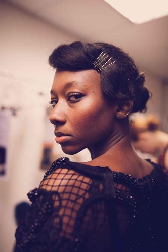 Modelo usando grampos durante o desfile do Coletivo Alagoas, no 24º Minas Trend. Andreia Lopes explica que vários grampos usados na lateral do cabelo dão um charme a mais ao penteado. (foto: Novofotografia/Divulgacao) Modelo usando grampos durante o desfile do Coletivo Alagoas, no 24º Minas Trend. Andreia Lopes explica que vários grampos usados na lateral do cabelo dão um charme a mais ao penteado. (foto: Novofotografia/Divulgacao)