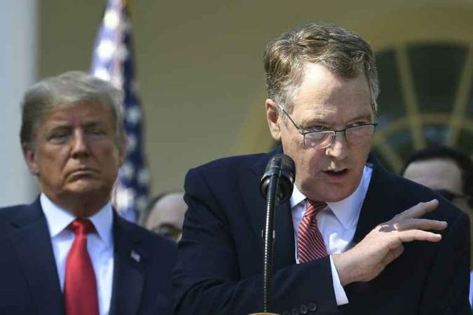 O representante comercial dos Estados Unidos, Robert Lighthizer, ao lado de Donald Trump(foto: Arquivo/AFP) O representante comercial dos Estados Unidos, Robert Lighthizer, ao lado de Donald Trump(foto: Arquivo/AFP)