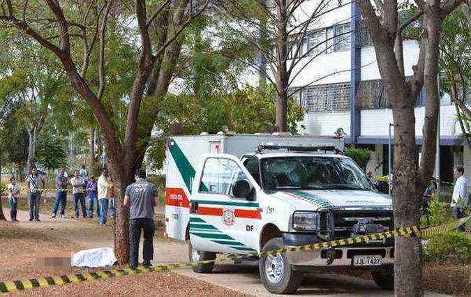 A vítima teria sido morta nas escadas do prédio e levada de madrugada para a área externa, onde a suspeita ateou o fogo(foto: Gustavo Moreno/CB/DA Press) A vítima teria sido morta nas escadas do prédio e levada de madrugada para a área externa, onde a suspeita ateou o fogo(foto: Gustavo Moreno/CB/DA Press)