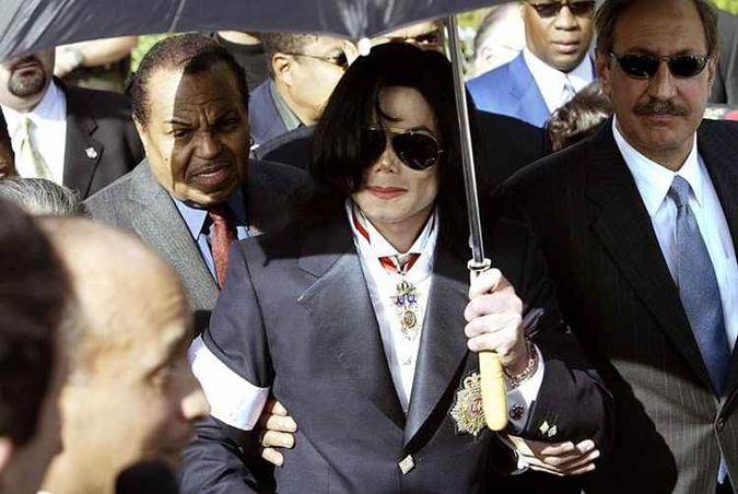 Na época do processo contra Michael, o cantor foi inocentado(foto: AFP / HECTOR MATA) Na época do processo contra Michael, o cantor foi inocentado(foto: AFP / HECTOR MATA)