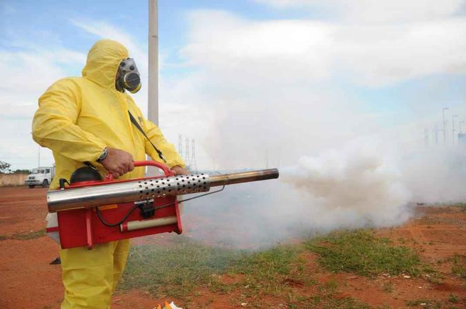 Combate ao mosquito da dengue com fumacê e orientação dos moradores de Samambaia(foto: Renato Alves/GDF) Combate ao mosquito da dengue com fumacê e orientação dos moradores de Samambaia(foto: Renato Alves/GDF)