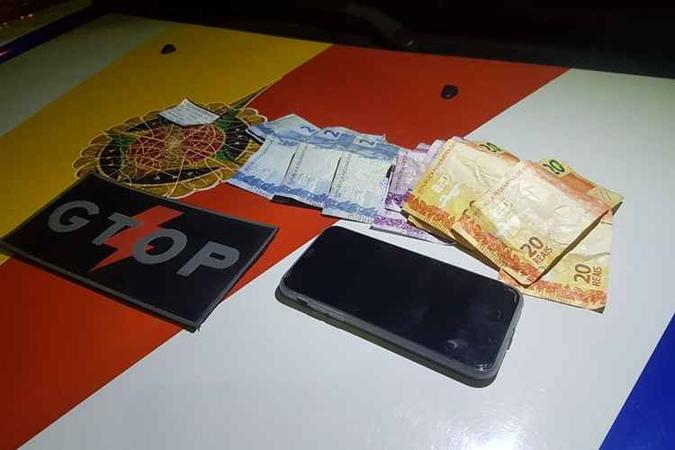 A polícia conseguiu recuperar dinheiro e o celular da vítima de roubo(foto: PMDF/Divulgação) A polícia conseguiu recuperar dinheiro e o celular da vítima de roubo(foto: PMDF/Divulgação)