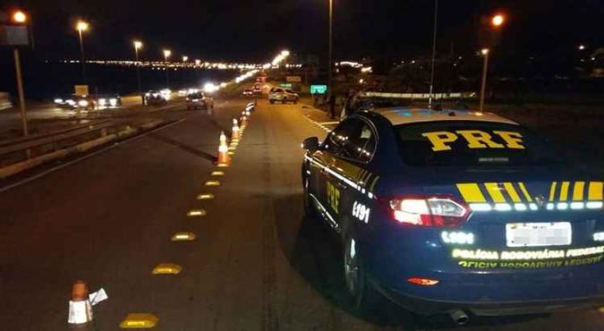 A PRF isolou a área e a perícia foi acionada(foto: PRF/Divulgação) A PRF isolou a área e a perícia foi acionada(foto: PRF/Divulgação)