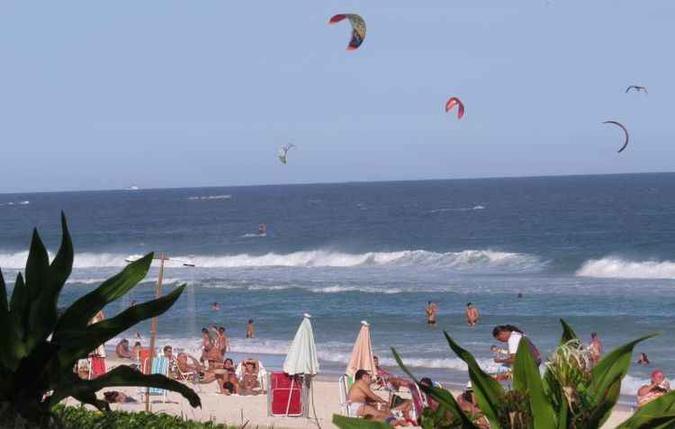 O cenário não poderia ser mais atraente: areias brancas, mar azul-turquesa que se encontra com o céu e fortes ondas(foto: Ga_views/Flickr) O cenário não poderia ser mais atraente: areias brancas, mar azul-turquesa que se encontra com o céu e fortes ondas(foto: Ga_views/Flickr)