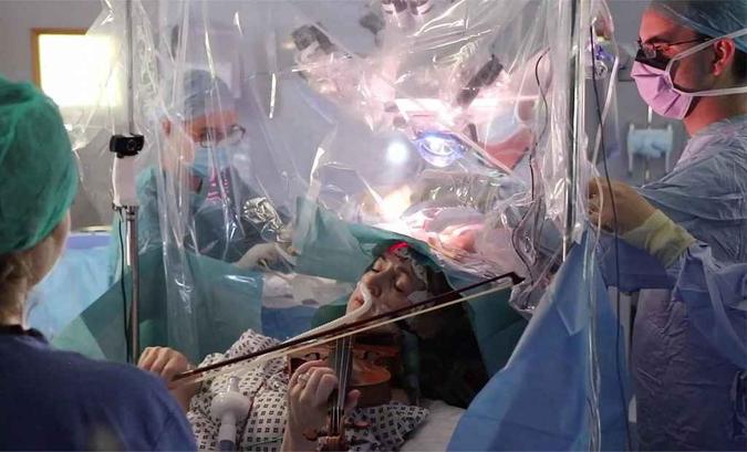 O objetivo era proteger células importantes situadas no lóbulo frontal direito de seu cérebro.(foto: KING'S COLLEGE HOSPITAL / AFP) O objetivo era proteger células importantes situadas no lóbulo frontal direito de seu cérebro.(foto: KING'S COLLEGE HOSPITAL / AFP)