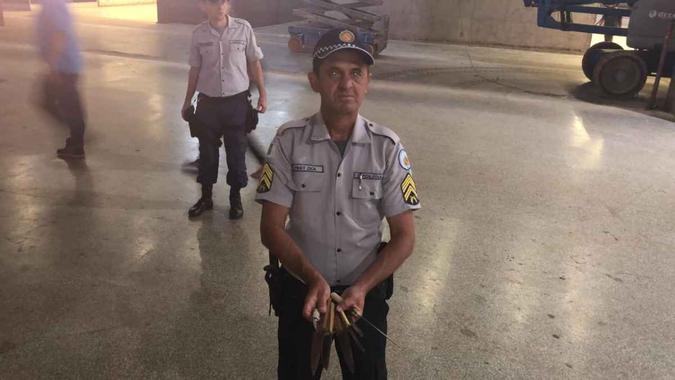 Em poucas horas, sete facas foram encontradas (foto: PMDF/Divulgação) Em poucas horas, sete facas foram encontradas (foto: PMDF/Divulgação)