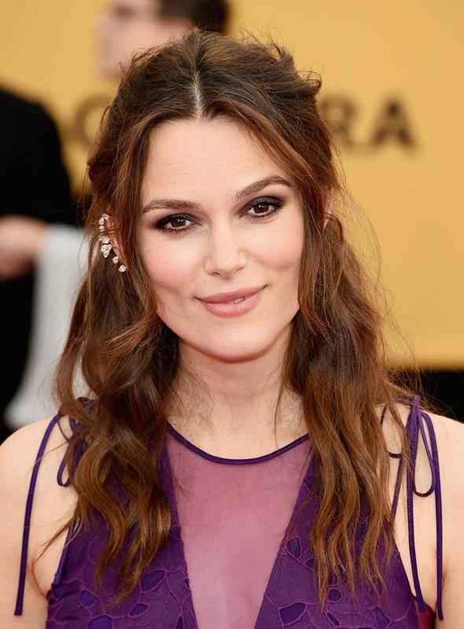 Keira Knightley investiu no olhão preto e em joias mais modernas Keira Knightley investiu no olhão preto e em joias mais modernas