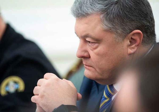 O presidente da Ucrânia Petro Poroshenko liderou nesta segunda-feira (26/11) uma sessão do Conselho Nacional de Segurança e Defesa da Ucrânia em Kiev, após um incidente no Mar Negro em Moscou(foto: Mykhailo Markiv / SERVIÇO DE IMPRENSA PRESIDENCIAL UCRANIANO / AFP) O presidente da Ucrânia Petro Poroshenko liderou nesta segunda-feira (26/11) uma sessão do Conselho Nacional de Segurança e Defesa da Ucrânia em Kiev, após um incidente no Mar Negro em Moscou(foto: Mykhailo Markiv / SERVIÇO DE IMPRENSA PRESIDENCIAL UCRANIANO / AFP)