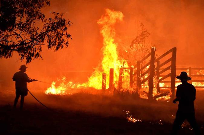 Dois incêndios foram declarados na periferia de Sydney e apenas um dos dois foi controlado(foto: Peter Parks / AFP) Dois incêndios foram declarados na periferia de Sydney e apenas um dos dois foi controlado(foto: Peter Parks / AFP)
