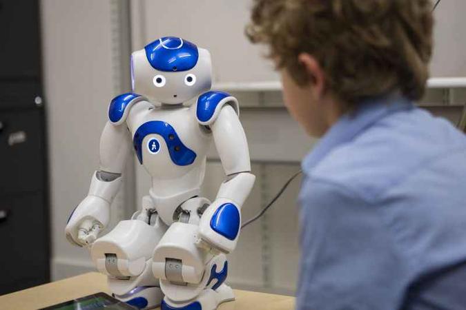 O famoso androide Nao conseguiu induzir meninos e meninas ao erro durante um teste clássico de conformidade(foto: Alan Stewart/ScienceTechnology ) O famoso androide Nao conseguiu induzir meninos e meninas ao erro durante um teste clássico de conformidade(foto: Alan Stewart/ScienceTechnology )