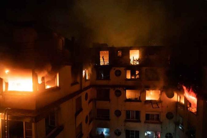 O incêndio aconteceu na terça-feira, em uma área nobre de Paris(foto: AFP) O incêndio aconteceu na terça-feira, em uma área nobre de Paris(foto: AFP)