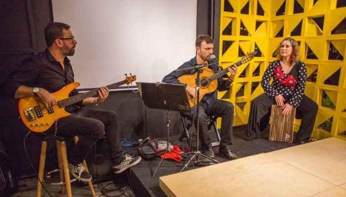 O Toná Trio tem influencia direta de Paco de Lucia e inclui no repertório a música ancestral africana (foto: Henrique Francois/Divulgacao) O Toná Trio tem influencia direta de Paco de Lucia e inclui no repertório a música ancestral africana (foto: Henrique Francois/Divulgacao)