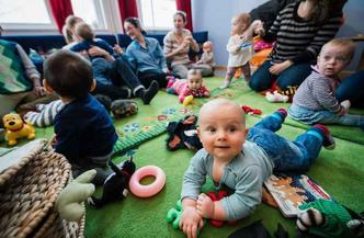 Bebês brincam em biblioteca infantil na Suécia: taxa de crescimento das conexões afetivas aos 2 anos pode predizer o QI da criança(foto: Jonathan Nackstrand/AFP - 4/2/15) Bebês brincam em biblioteca infantil na Suécia: taxa de crescimento das conexões afetivas aos 2 anos pode predizer o QI da criança(foto: Jonathan Nackstrand/AFP - 4/2/15)