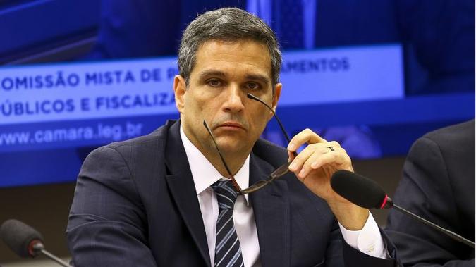 Roberto Campos Neto sinaliza intenção de aguardar definição de cenários antes de reduzir a Selic(foto: Marcelo Camargo/ Agencia Brasil) Roberto Campos Neto sinaliza intenção de aguardar definição de cenários antes de reduzir a Selic(foto: Marcelo Camargo/ Agencia Brasil)
