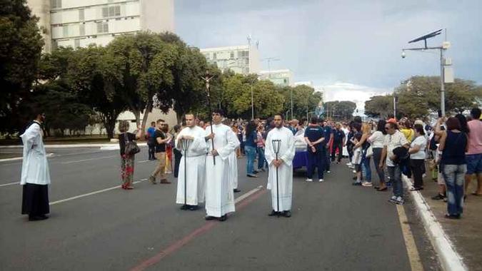 A celebração é composta por três ritos: Liturgia da Palavra, Adoração da Cruz e Comunhão Eucarística(foto: Augusto Fernandes/Esp. CB/D.A Press) A celebração é composta por três ritos: Liturgia da Palavra, Adoração da Cruz e Comunhão Eucarística(foto: Augusto Fernandes/Esp. CB/D.A Press)