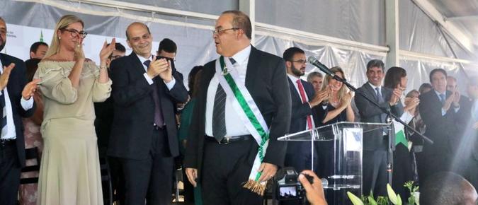 O governador Ibaneis Rocha ao lado do vice Paco de Britto e da esposa Ana Paula Hoff durante a cerimônia de posse na Praça do Buriti: ele disse que não haverá aumento de despesas (foto: Arthur Menescal/Esp. CB/D.A Press ) O governador Ibaneis Rocha ao lado do vice Paco de Britto e da esposa Ana Paula Hoff durante a cerimônia de posse na Praça do Buriti: ele disse que não haverá aumento de despesas (foto: Arthur Menescal/Esp. CB/D.A Press )