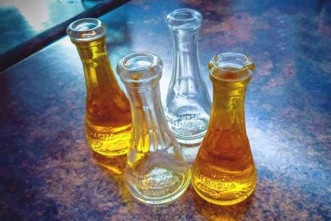 A rakija é uma bebida tradicional sérvia, feita com frutas e geralmente destilada em casa(foto: Nerid Solórzano/Flickr) A rakija é uma bebida tradicional sérvia, feita com frutas e geralmente destilada em casa(foto: Nerid Solórzano/Flickr)