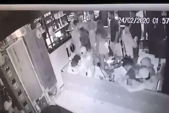 A vítima conversava com frequentadores no momento em que sofreu o ataque(foto: Arquivo Pessoal ) A vítima conversava com frequentadores no momento em que sofreu o ataque(foto: Arquivo Pessoal )